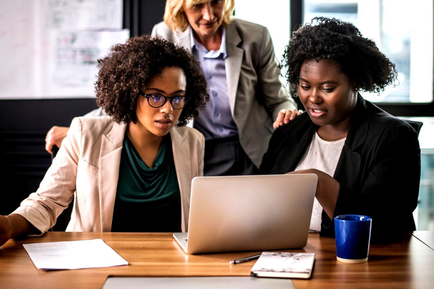 Kreative Arbeitsumgebung mit Dokumenten und Planungsunterlagen für narrative Strukturentwicklung