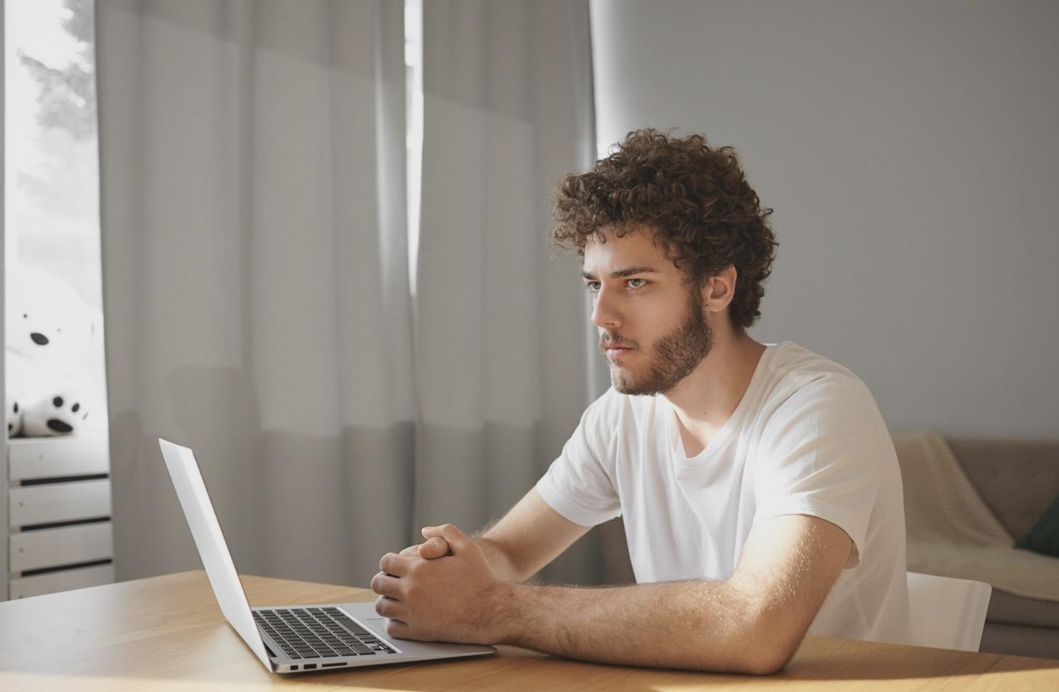 Kreative Arbeitsumgebung mit Notizbüchern und Schreibmaterialien